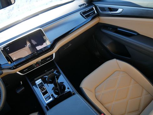 Certified 2025 Volkswagen Atlas Cross Sport SE w/ Panoramic Sunroof Package image 11