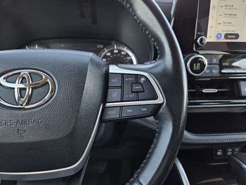Used 2023 Toyota Highlander LE FWD image 34