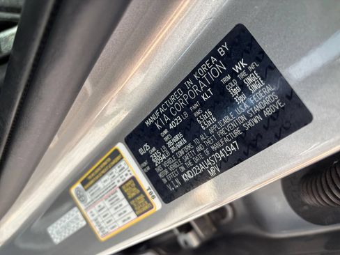 Used 2025 Kia Soul LX w/ LX Technology Package FWD image 23