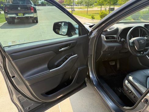 Used 2020 Toyota Highlander XLE FWD image 8