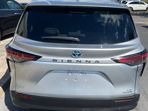 Used 2021 Toyota Sienna LE FWD image 5