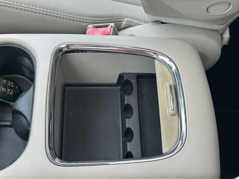 Used 2016 Chrysler Town & Country Touring-L FWD image 46