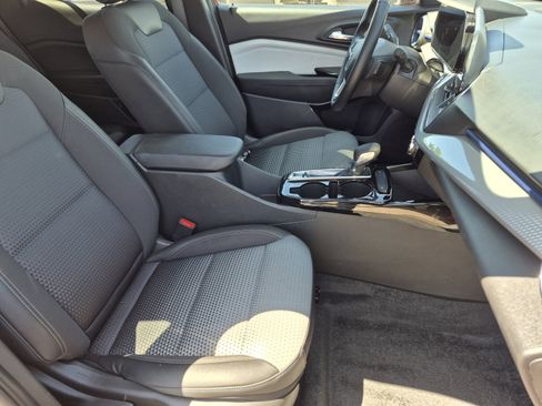 Used 2025 Chevrolet Trax LT w/ LT Convenience Package FWD image 23