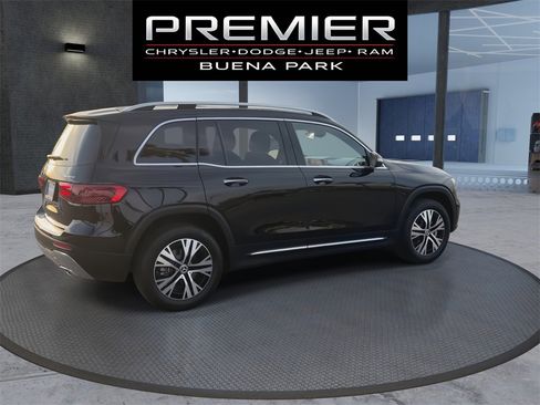 Used 2024 Mercedes-Benz GLB 250 4MATIC w/ Exclusive Package image 8