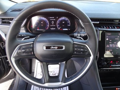 Used 2023 Jeep Grand Cherokee Laredo image 16