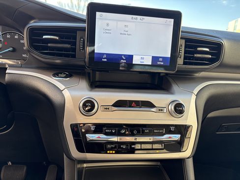 Used 2021 Ford Explorer XLT image 32