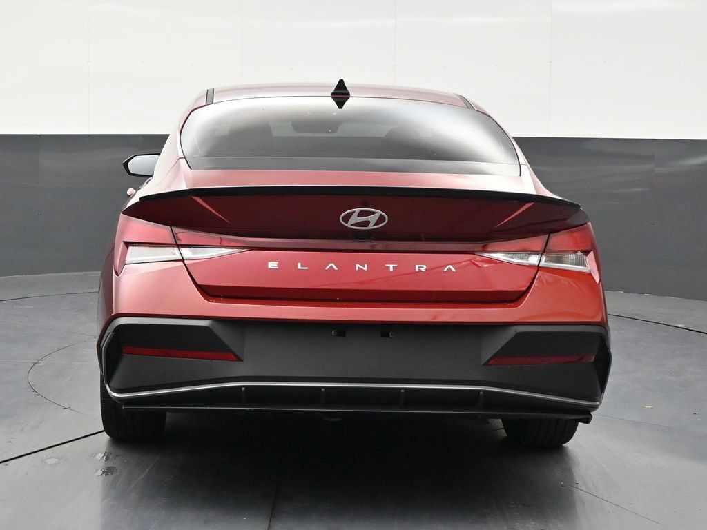 Used 2025 Hyundai Elantra Sport FWD image 4