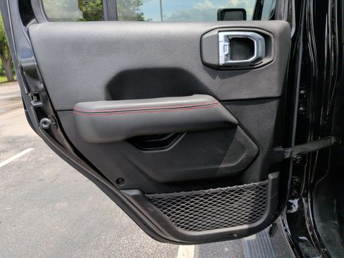 Used 2022 Jeep Wrangler Unlimited Rubicon w/ LED Lighting Group AWD/4WD image 39