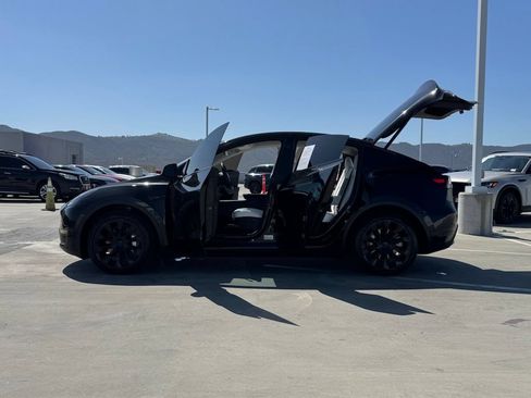 Used 2023 Tesla Model Y Long Range AWD/4WD image 26