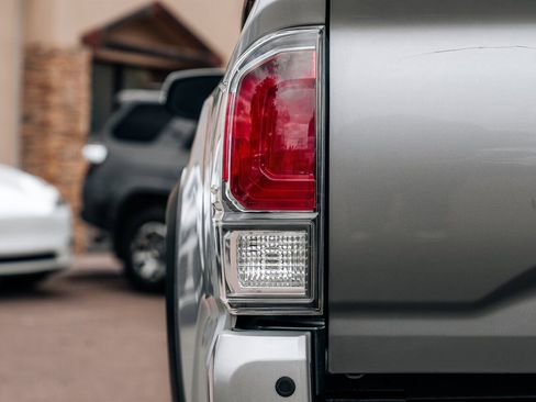 Used 2020 Toyota Tacoma TRD Off-Road w/ TRD Premium Off Road Package AWD/4WD image 15