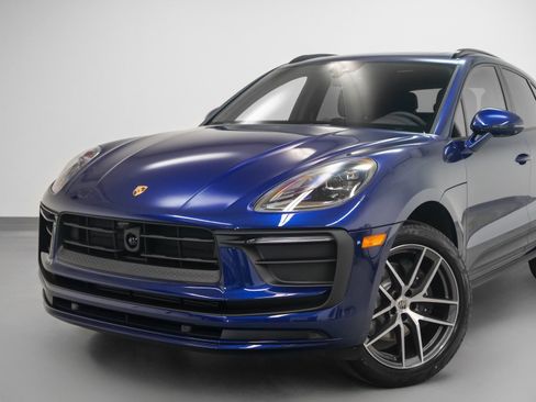 Certified 2025 Porsche Macan image 7