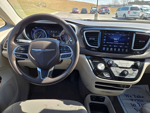 Used 2017 Chrysler Pacifica Touring w/ Tire & Wheel Group image 18