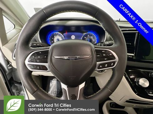 Used 2024 Chrysler Pacifica Touring-L image 8