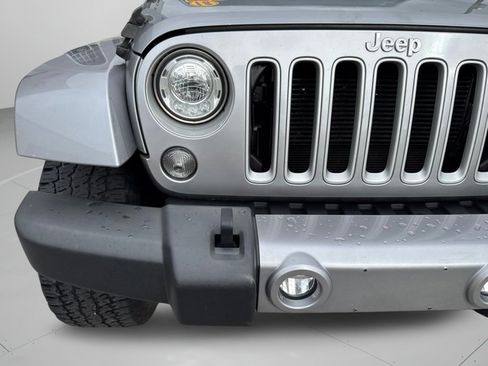 Used 2018 Jeep Wrangler Unlimited Sahara w/ Connectivity Group AWD/4WD image 39