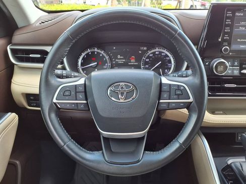 Used 2022 Toyota Highlander XLE FWD image 31