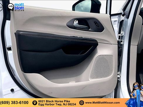 Used 2024 Chrysler Pacifica Touring-L FWD image 18