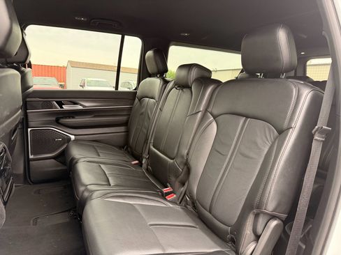 Used 2024 Jeep Wagoneer L Series II w/ Flexible Seating Group AWD/4WD image 6