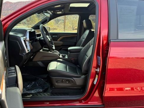 Used 2025 GMC Canyon Denali image 11