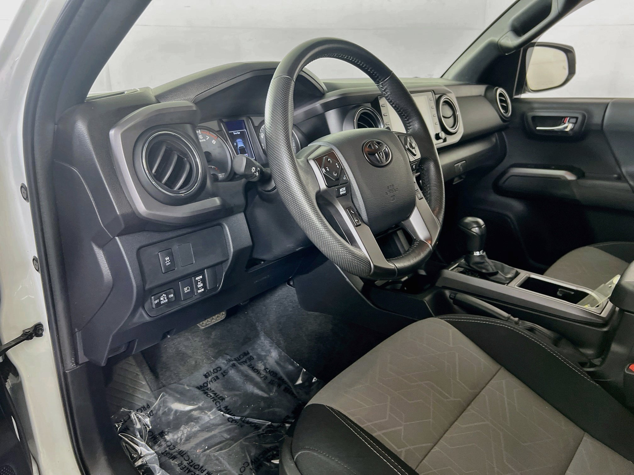 Used 2023 Toyota Tacoma TRD Off-Road w/ Technology Package AWD/4WD image 9