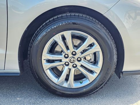Used 2023 Toyota Sienna XSE AWD/4WD image 9