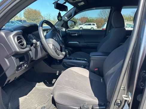 Used 2017 Toyota Tacoma TRD Off-Road w/ Tow Package image 7