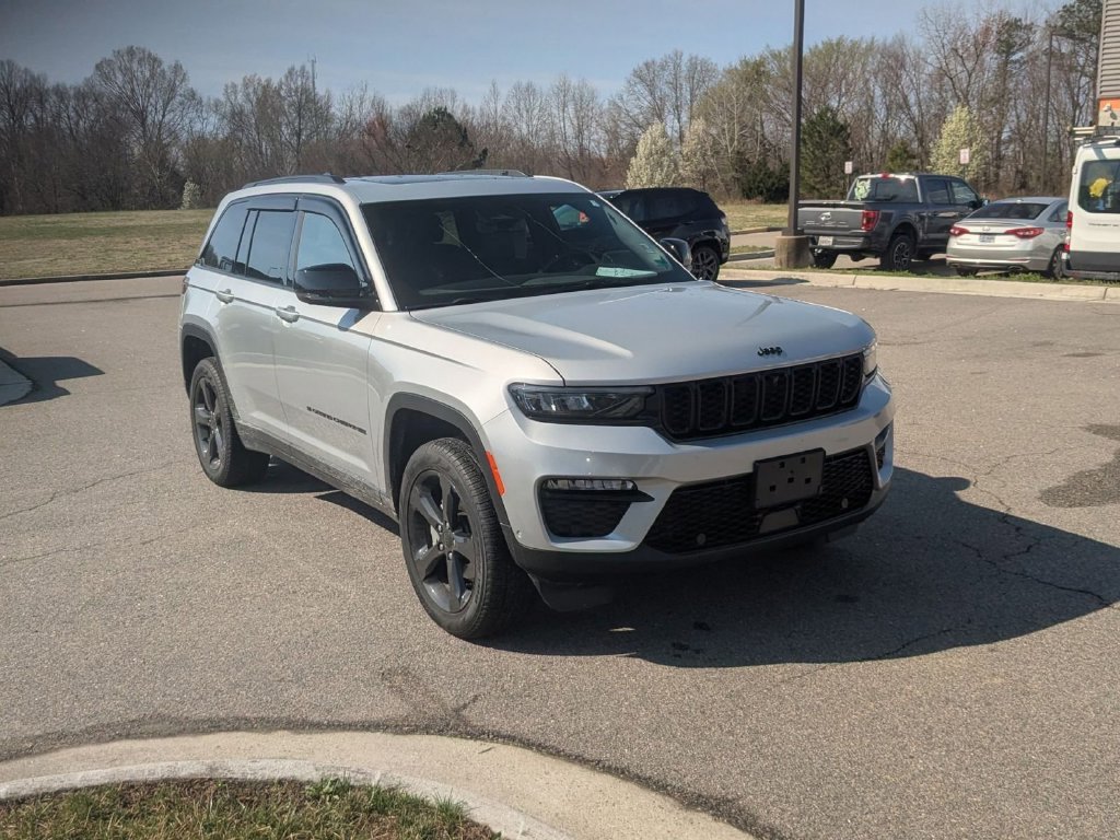 Used 2025 Jeep Grand Cherokee Limited w/ Luxury Tech Group II AWD/4WD image 7