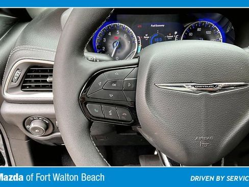Used 2025 Chrysler Pacifica Limited FWD image 10