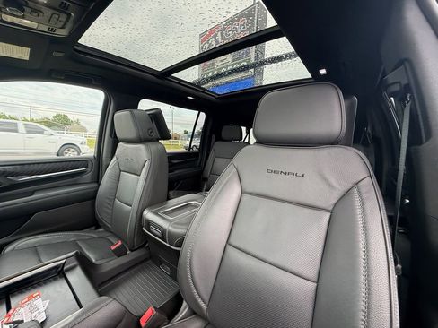 Used 2021 GMC Yukon XL Denali w/ Denali Ultimate Package AWD/4WD image 13