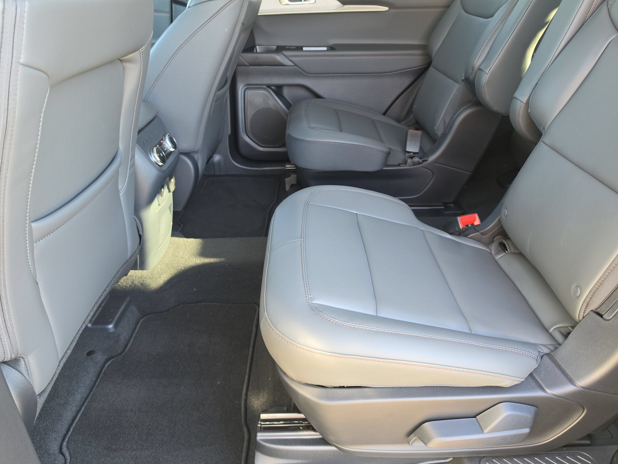 Used 2026 Ford Explorer Active w/ Active Comfort Package RWD image 10