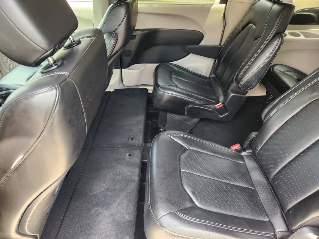 Used 2023 Chrysler Pacifica Touring-L FWD image 30
