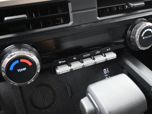 Used 2025 Toyota Tacoma SR5 AWD/4WD image 16