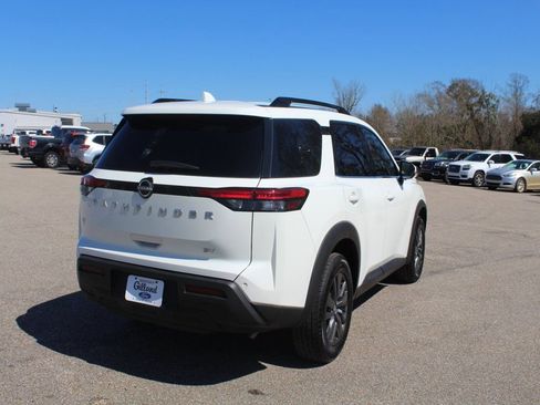 Used 2023 Nissan Pathfinder SV image 10