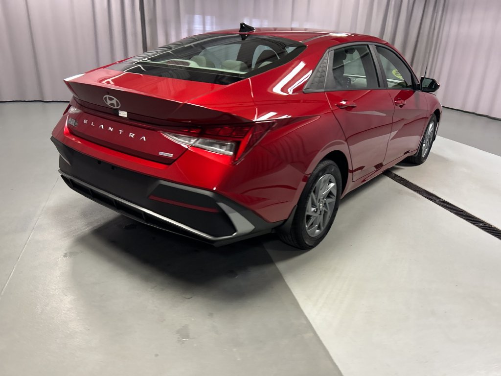 Used 2025 Hyundai Elantra Hybrid FWD image 7