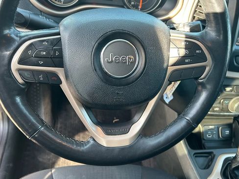 Used 2016 Jeep Cherokee Latitude w/ Cold Weather Group FWD image 19