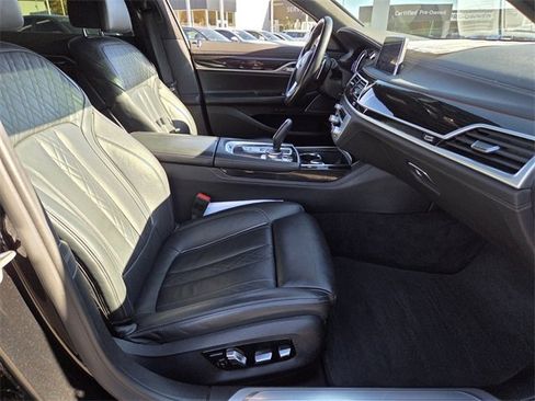 Used 2019 BMW 750i image 16