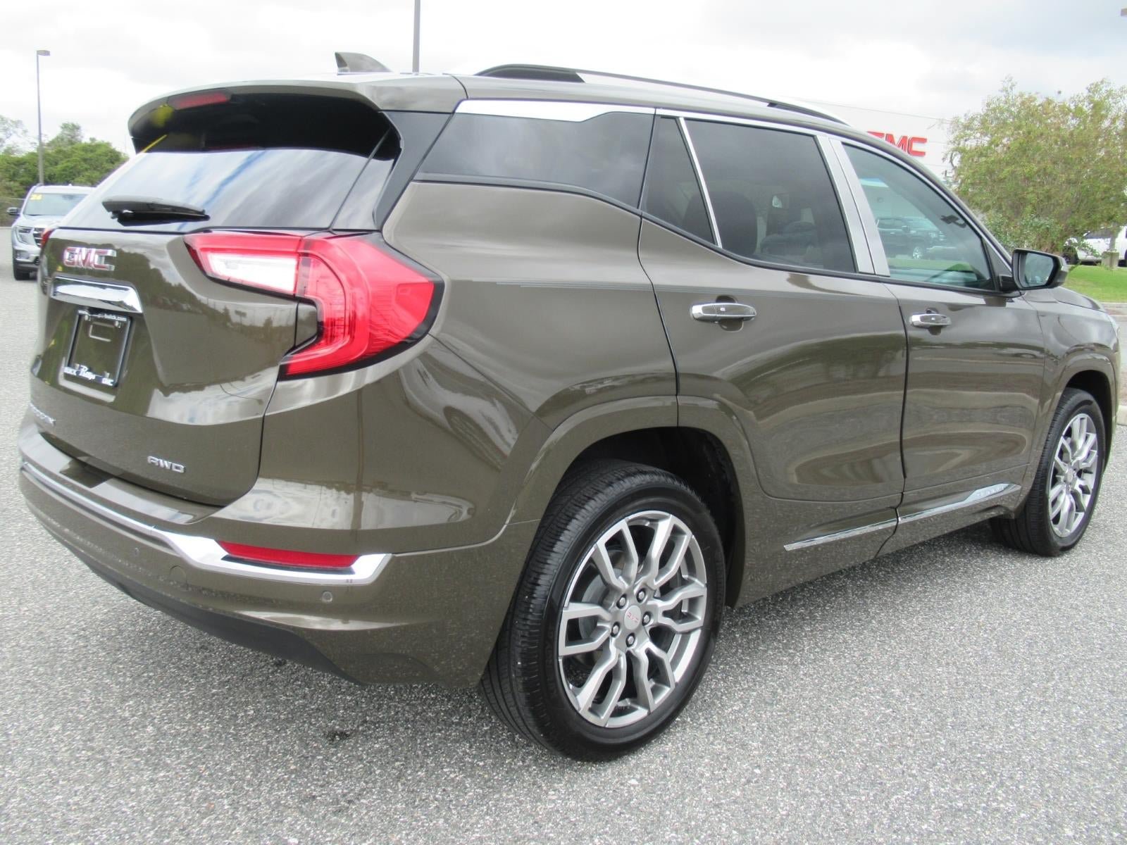 Used 2024 GMC Terrain Denali w/ Denali Premium Package AWD/4WD image 6