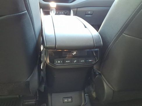 Used 2023 Toyota Highlander XLE AWD/4WD image 13