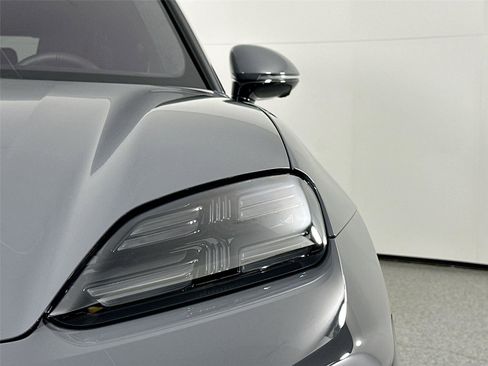 Certified 2025 Porsche Macan Turbo Electric AWD/4WD image 15
