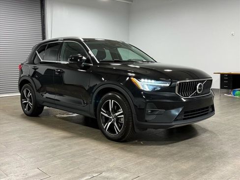 Used 2023 Volvo XC40 B5 Plus image 2