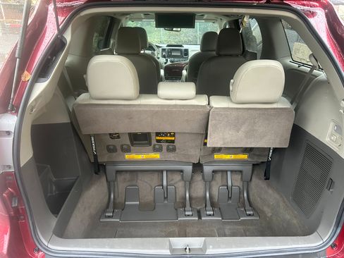 Used 2013 Toyota Sienna XLE image 21