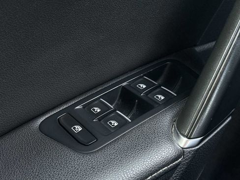 Used 2018 Volkswagen Golf R 4-Door image 15