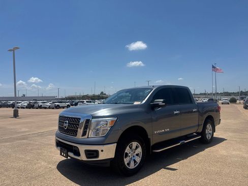 Used 2018 Nissan Titan SV w/ SV Convenience Package RWD image 8
