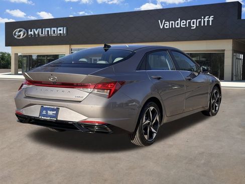 Used 2023 Hyundai Elantra Limited image 12