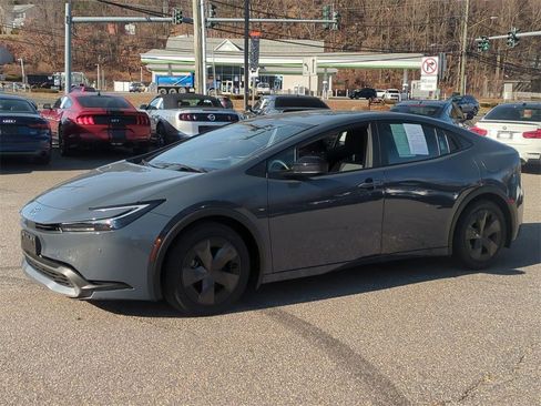 Used 2025 Toyota Prius Plug-In Hybrid image 2