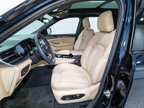 Used 2023 Jeep Grand Cherokee 4WD 4xe image 17