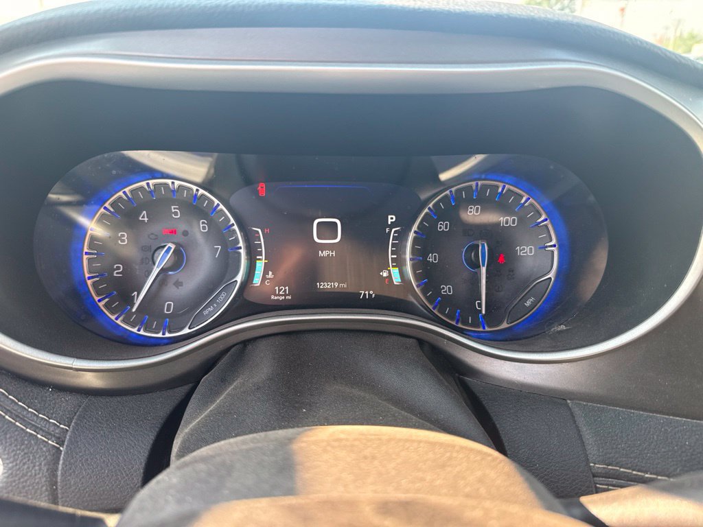 Used 2021 Chrysler Pacifica Touring-L FWD image 10