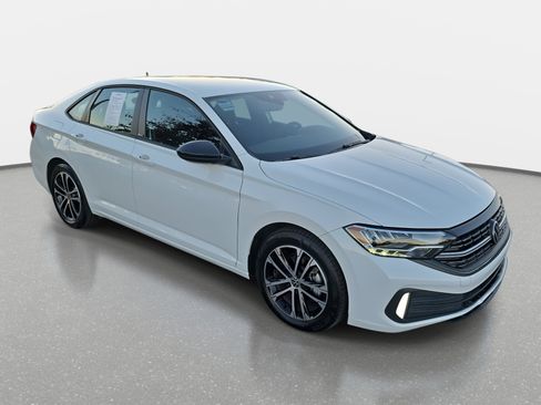 Used 2024 Volkswagen Jetta Sport image 3