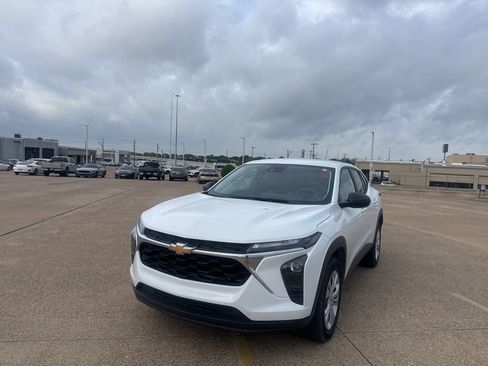Used 2025 Chevrolet Trax LS image 6