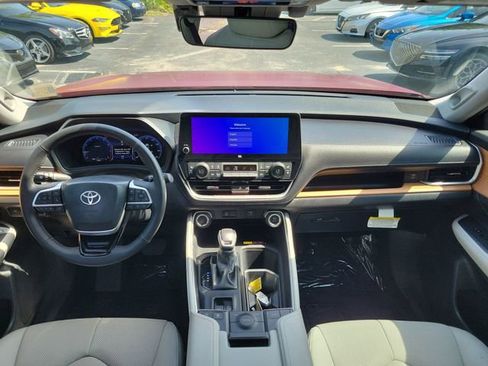Used 2025 Toyota Grand Highlander FWD image 25