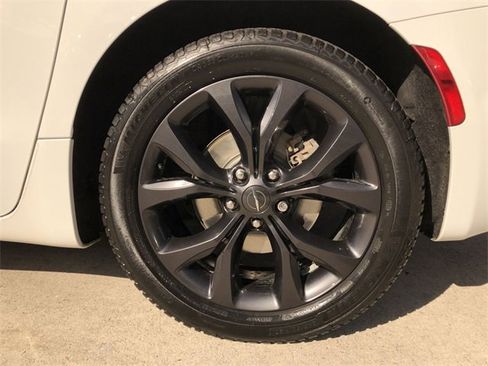 Used 2019 Chrysler Pacifica Touring-L Plus w/ Advanced Safetytec Group image 18